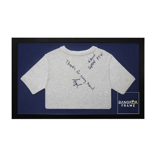 กรอบรูปโชร์เสื้อขาวพร้อมลายเซ็นนักร้องที่ชอบ